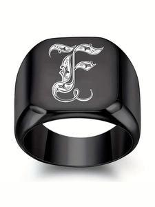 Détail d'une bague chevalière carrée en acier noir avec la lettre gothique F en blanc