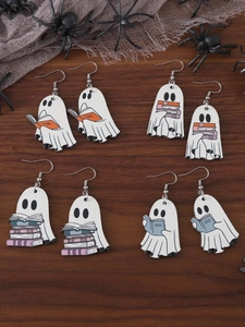 Vista macro di quattro orecchini fantasma in acrilico per amanti dei libri di Halloween