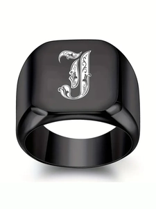 Vue détaillée d'une bague chevalière noire gravée d'une lettre J gothique