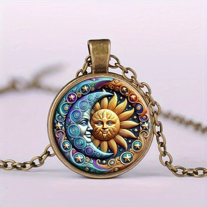 Collana vintage con pendente sole e luna e stelle su sfondo viola chiaro lucido