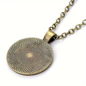 Collana vintage in bronzo con ciondolo rotondo sole e luna e incisioni geometriche