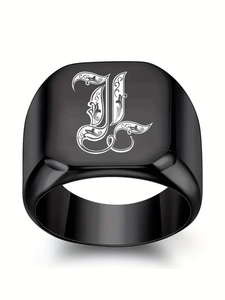 Détail macro d'une bague de sceau noire mate pour homme avec gravure gothique L