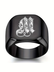 Détail d'une bague chevalière en acier inoxydable noir mat avec lettre gothique M