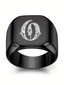 Détail de la bague chevalière carrée en acier noir mat avec gravure de la lettre gothique O