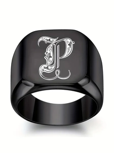 Détail macro d'une bague chevalière noire gothique avec une lettre P florale blanche