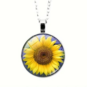 Conjunto de collar con colgante de girasol de cristal y cadena de metal plateado en fondo blanco