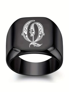 Détail de la bague chevalière noire mate avec lettre gothique Q et motifs floraux vintage