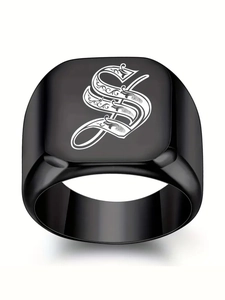 Détail d'une bague chevalière noire punk avec lettre gothique S en blanc