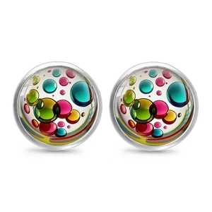 Orecchini a perno in vetro con bolle colorate e base in metallo argento su bianco
