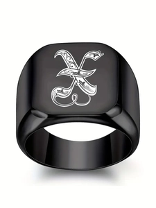 Détail macro d'une bague chevalière carrée gothique en acier inoxydable noir avec lettre X