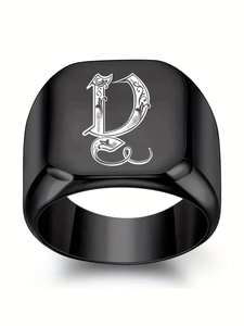 Détail macro d'une bague chevalière noire pour homme en acier avec lettre gothique D gravée