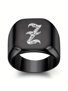 Vue détaillée d'une bague chevalière gothique en acier noir avec lettre Z gravée