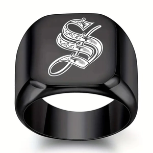 Bague chevalière noire en acier inoxydable avec lettre gothique S et fini poli miroir