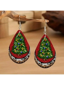Détail de boucles d'oreilles triple épaisseur avec motifs sapin de Noël et léopard