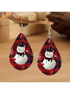 Détail de boucles d'oreilles bonhomme de neige en forme de goutte sur branches bois