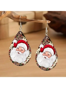 Détail de boucles d'oreilles en acrylique goutte avec imprimé léopard et motif Père Noël