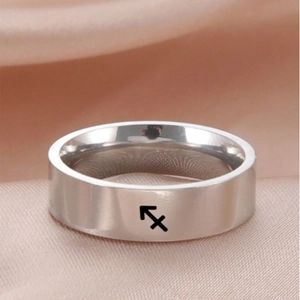 Polierter silberner Edelstahl Schütze Sternzeichen Ring auf goldenem Stoff