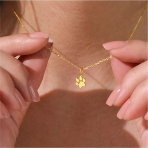 Collar de acero inoxidable dorado pulido con colgante de huella de perro para mujer