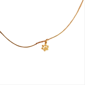 Elegante collar de acero inoxidable dorado con un lindo colgante de huella de perro