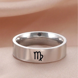 Detailaufnahme eines silbernen Virgo Sternzeichen Rings aus Edelstahl auf Seidenstoff