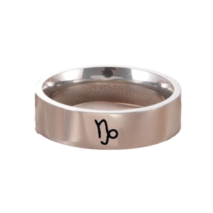 Minimalistischer Capricorn Sternzeichen Ring aus breitem Edelstahl mit schwarzem Symbol für Damen
