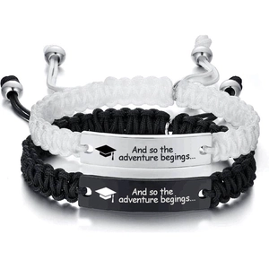 Détail macro de bracelets de remise de diplôme tressés avec plaque en acier inoxydable