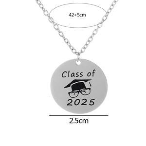 Détail du collier de graduation 2025 montrant le pendentif de 2,5 cm et la taille de la chaîne