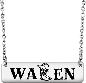 Detalle del colgante rectangular con grabado de sombrero de vaquero y botas de estilo western