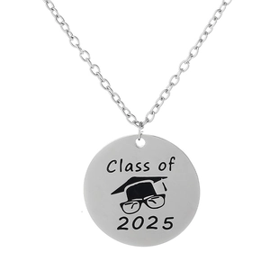 Détail du collier pendentif argenté gravé Class of 2025 avec motif de chapeau doctoral