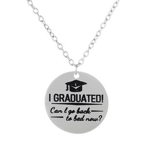 Détail du collier de remise de diplôme argenté avec toque et message gravé amusant