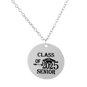 Détail du pendentif rond en acier inoxydable argenté gravé Class of 2025 Senior