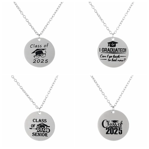 Colliers de graduation 2025 en acier inoxydable avec pendentifs toque gravés