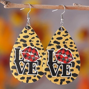 Pendientes de gota con estampado de leopardo, texto Love y labios a cuadros en rama