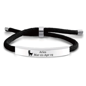 Dettaglio del bracciale regolabile in corda nera intrecciata con placca in metallo dell'Ariete