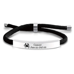 Dettaglio del braccialetto intrecciato Cancro con piastra in acciaio inox inciso