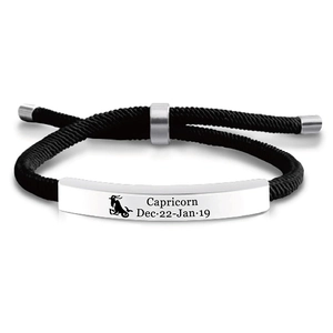 Dettaglio del bracciale intrecciato Capricorno con piastra in acciaio inox e cordino