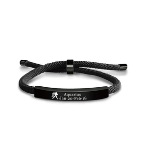 Dettaglio del bracciale nero intrecciato con targa in metallo Aquarius e cordino nylon