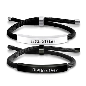 Détail de bracelets tressés avec barres gravées Big Brother et Little Sister