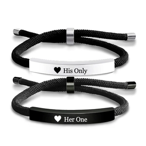 Détail des plaques His Only et Her One gravées sur les bracelets de couple tressés