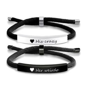 Détail des bracelets de couple tressés avec gravures His Crazy et Her Weirdo sur métal