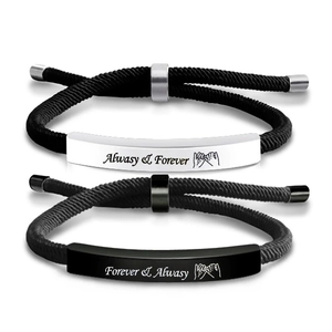Détail de bracelets de couple tressés avec plaques gravées et icône de petit doigt