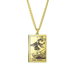 Goldene Edelstahl-Tarotkarten-Halskette mit The Fool Gravur an einer robusten Panzerkette