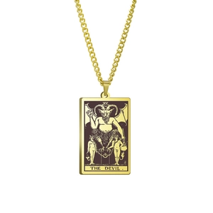 Detailansicht des Tarot-Anhängers Der Teufel in Gold-Optik an einer feinen Kette