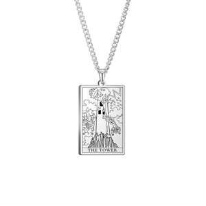 Makro-Detail der silbernen Edelstahl-Tarot-Halskette mit dem rechteckigen Turm-Anhänger