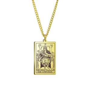 Makro-Detail des goldenen Edelstahl-Tarot-Anhängers mit Der Herrscher IV Gravur