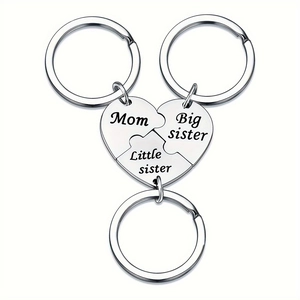 Détail du lot de 3 porte-clés puzzle cœur pour maman, grande sœur et petite sœur