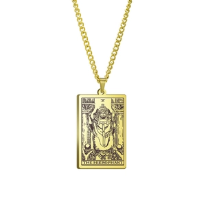 Detail des Hierophant Gold Tarot-Halskettenanhängers mit eingravierter römischer Ziffer V