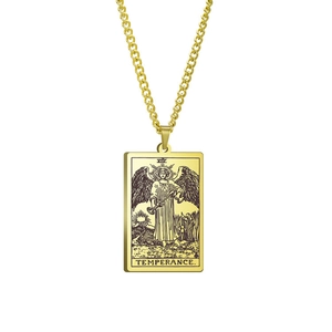 Detailansicht des goldenen Edelstahl-Tarot-Anhängers mit Motiv der Mäßigkeit und Gravur