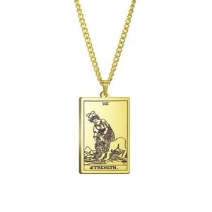 Detail der goldenen Tarot-Halskette mit der Kraft-Karte und Lövengravur