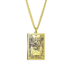 Nahaufnahme der goldenen Tarot-Halskette mit Die Liebenden Gravur und Panzerkette